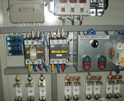 Профессиональный электрик по обслуживанию промышленного оборудования. 