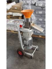 Мини пресс-гранулятор древесных опилок (Италия)