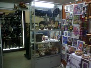 Витрины,  прилавки торговые из алюминиевого профиля,  стекла.