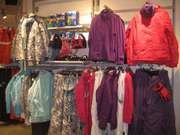 Торгівельне обладнання (торгові меблі) для одягу та взуття.