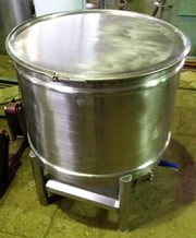Бочки 600 л. на ножках с сливом из нержавеющей стали.